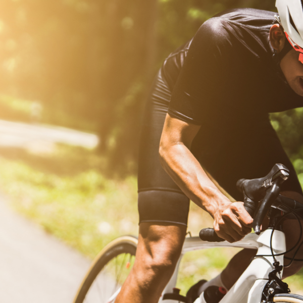 Consejos para entrenar ciclismo con calor: ropa, hidratación y ritmos