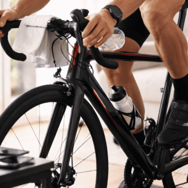 Cómo entrenar en rodillo sin morir de calor (y sin arruinar la ropa)