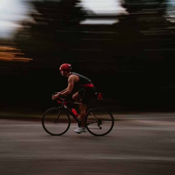 Consejos para ciclistas que entrenan de noche o a primera hora